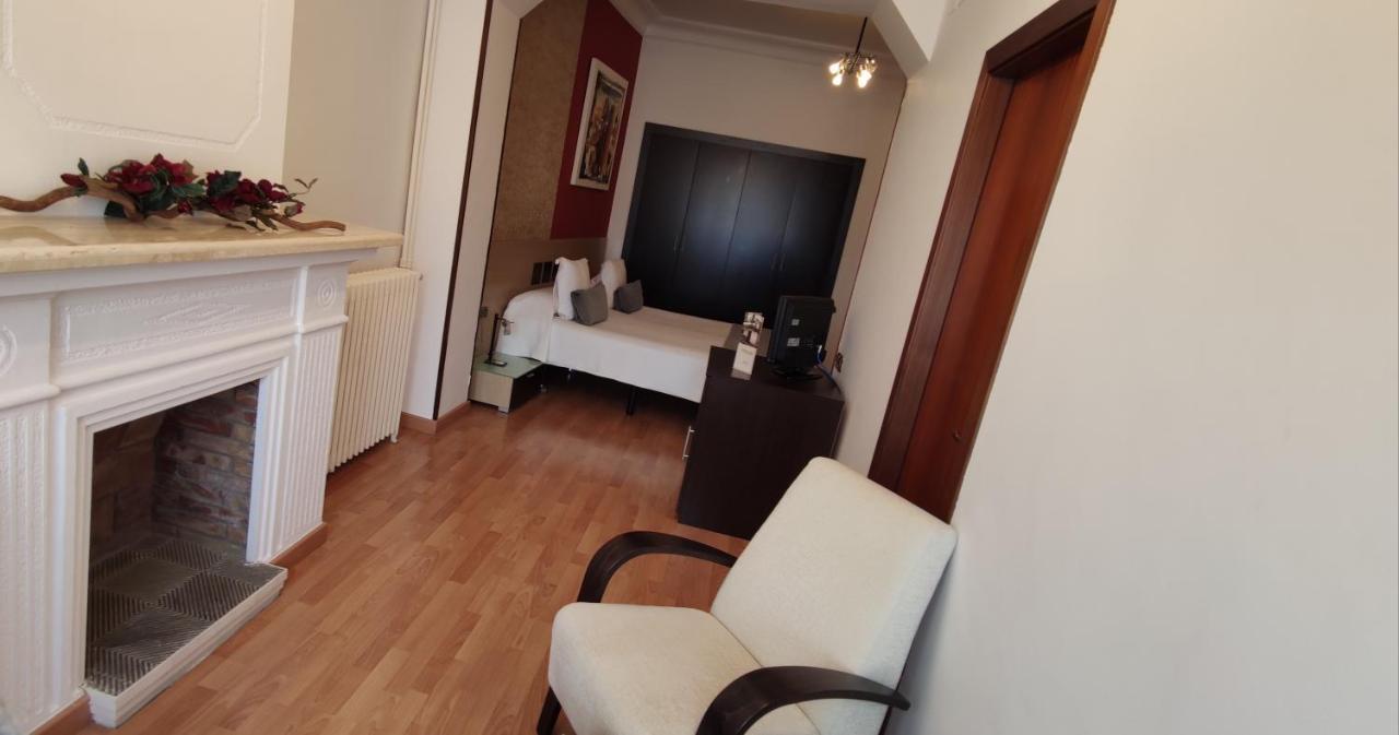 Hotel Segle XX Tremp Buitenkant foto