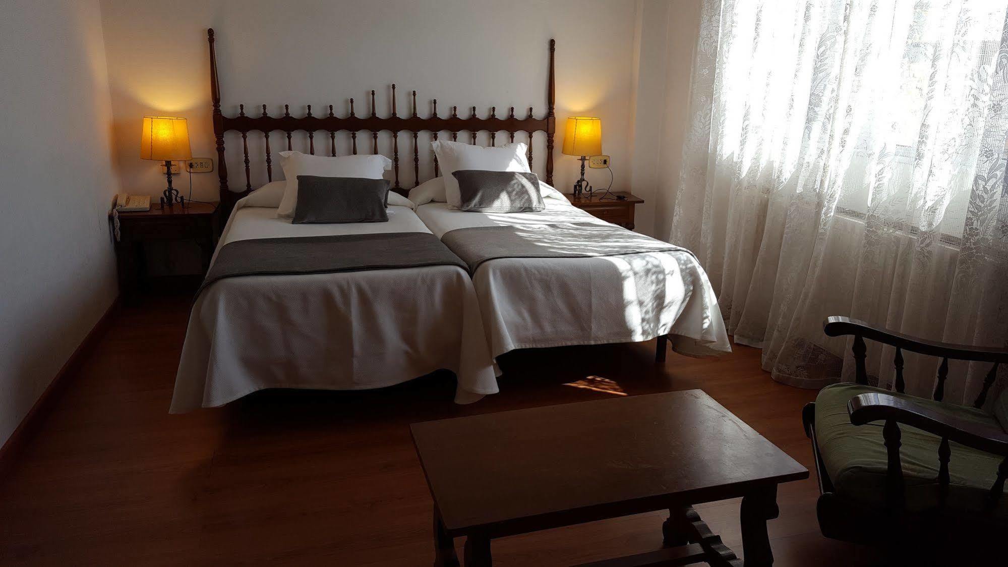 Hotel Segle XX Tremp Buitenkant foto